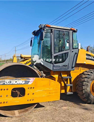15 year old XCMG 223JE manual transmission single steel wheel, in good condition
